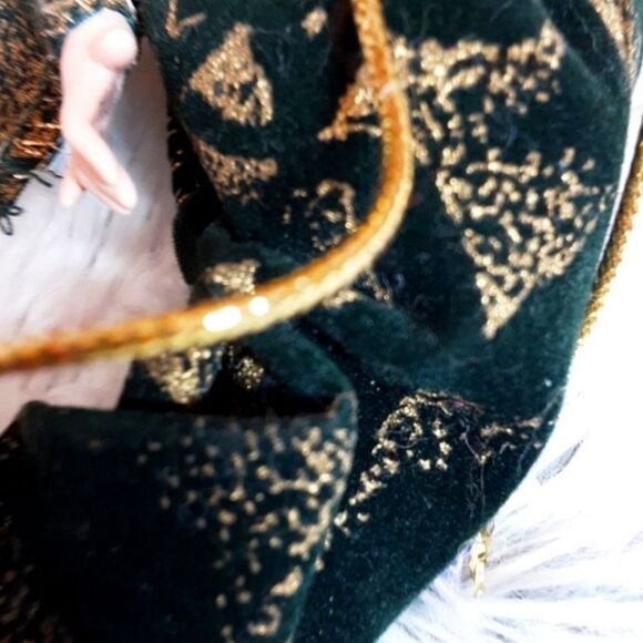 Vintage1 Ornament Porcelain Angel Velvet Brocade Robe Grapevine Wreath 7" - Picture 4 of 13